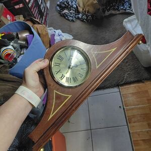 The Bombay Company wood mantel clock, vintage model  1992. Needs Battery